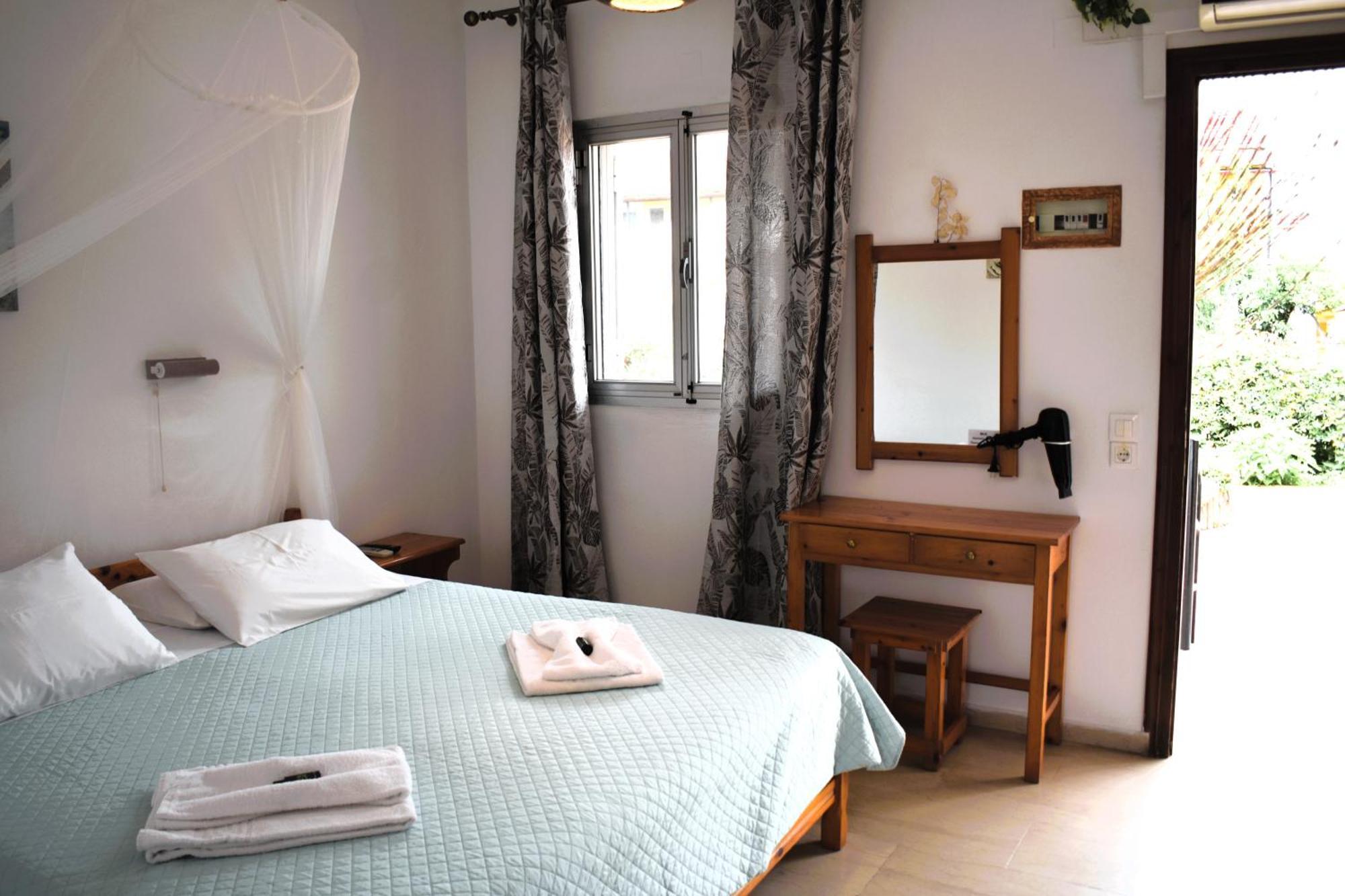 Kostas Apartments & Studios Agios Georgios Pagon Buitenkant foto