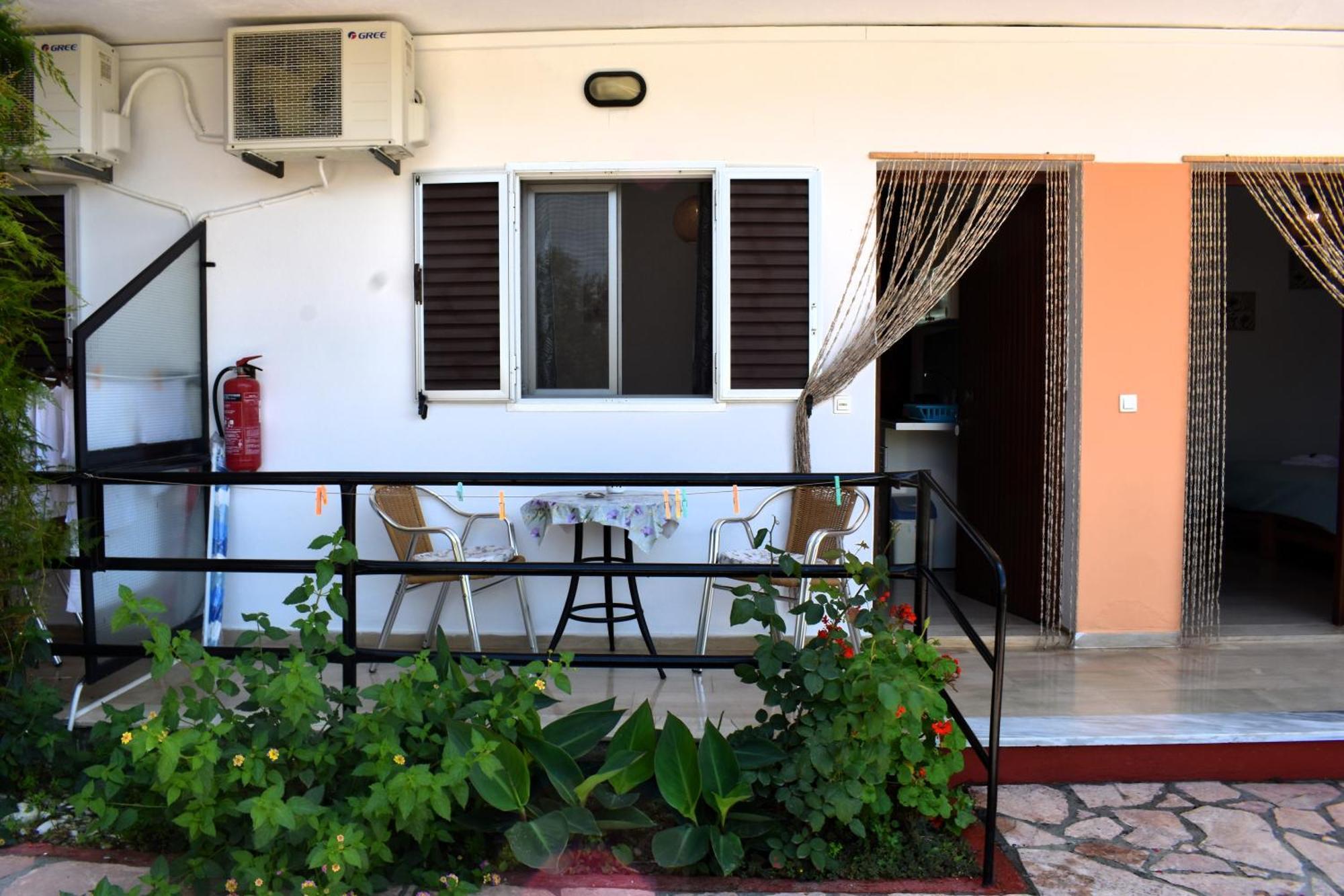 Kostas Apartments & Studios Agios Georgios Pagon Buitenkant foto