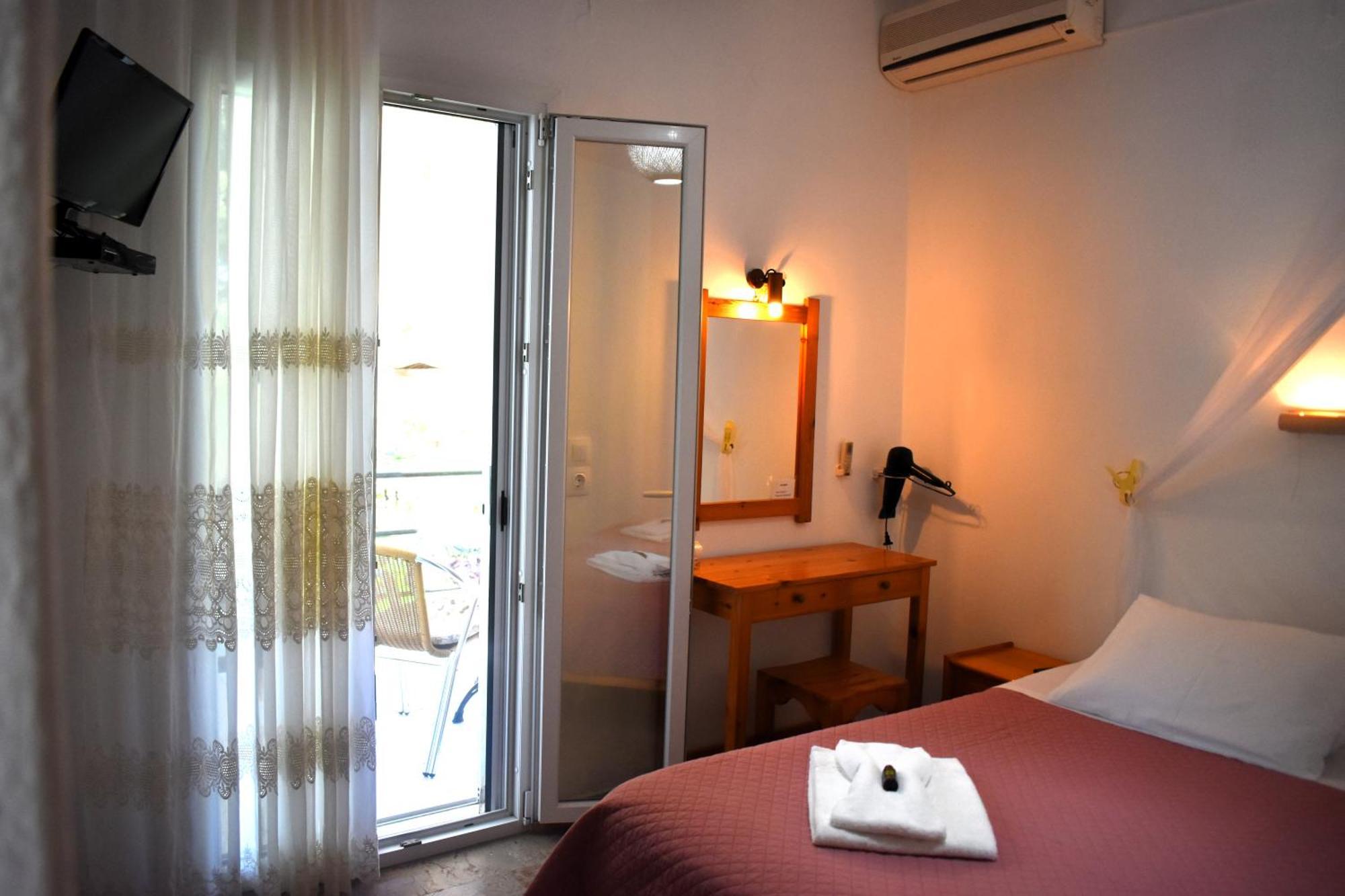 Kostas Apartments & Studios Agios Georgios Pagon Buitenkant foto