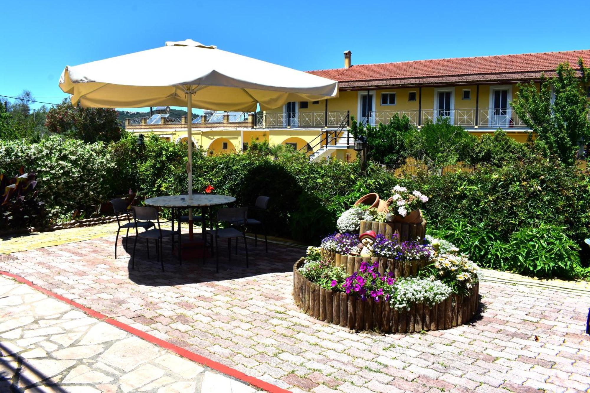 Kostas Apartments & Studios Agios Georgios Pagon Buitenkant foto